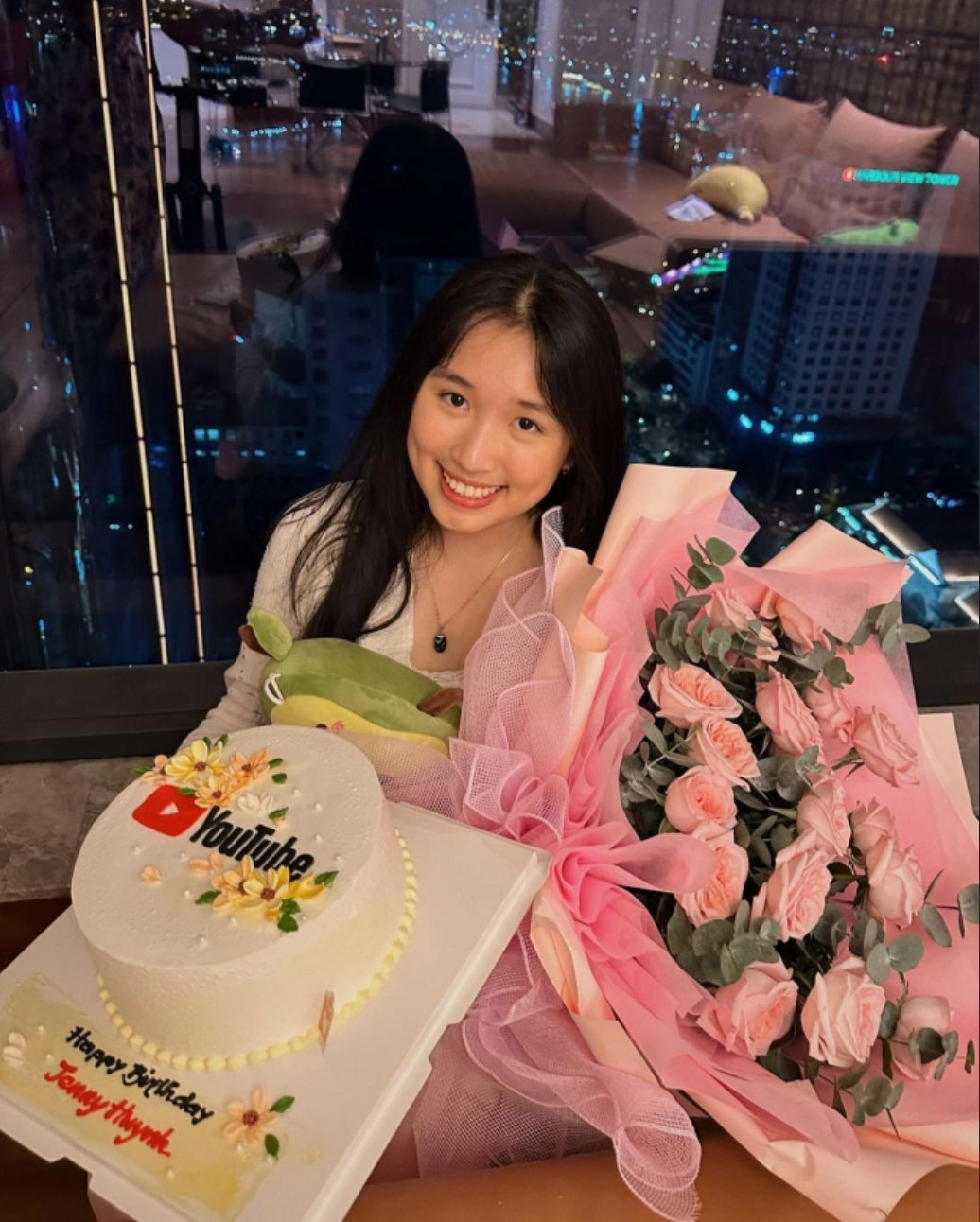 Cụ thể, Jenny Huỳnh là Youtuber trẻ tuổi đạt hơn 3,5 triệu người theo dõi trên YouTube, “cán mốc" 1 tỷ views vào tháng 7/2023, có hơn 6,6 triệu followers trên TikTok.