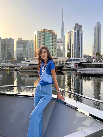 Ngoài ra, sự thay đổi về phong cách thời trang đang giúp Sabina ghi điểm trong mắt người hâm mộ.