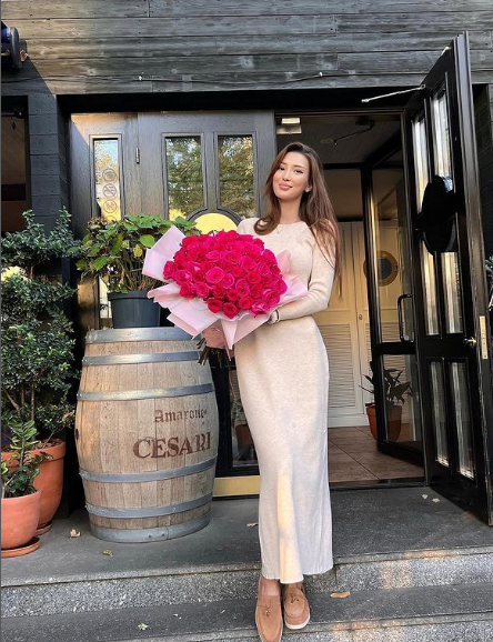 Theo đó, trên trang Instagram cá nhân, Sabina Altynbekova thường xuyên khoe những hình ảnh trong trang phục chuẩn gu "mẹ một con".