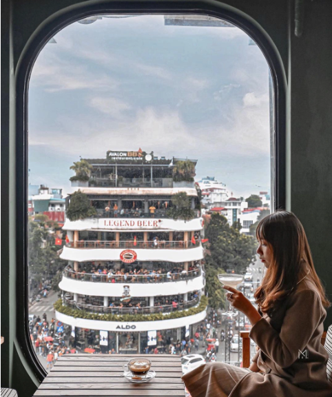 Coffee Club nằm ở nằm đối diện với Hàm Cá Mập ở phố đi bộ Hà Nội cũng là địa chỉ ngắm countdown mà không phải chen lấn vào dòng người đông đúc. Ảnh @lienlocoseyo
