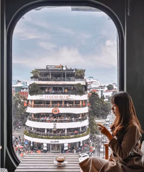 Coffee Club nằm ở nằm đối diện với Hàm Cá Mập ở phố đi bộ Hà Nội cũng là địa chỉ ngắm countdown mà không phải chen lấn vào dòng người đông đúc. Ảnh @lienlocoseyo