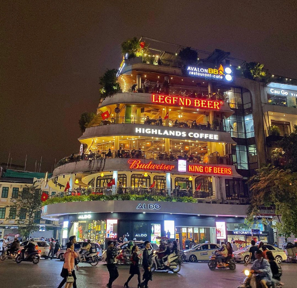 Một trong những quán cà phê ngắm countdown ở Hà Nội nhất định phải kể đến là Highlands Coffee Hàm Cá Mập. Ảnh @huyenbaby1992