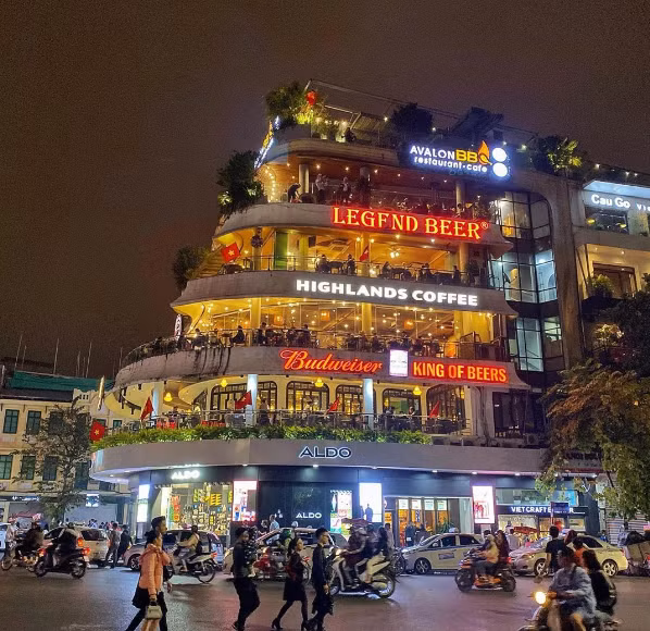 Một trong những quán cà phê ngắm countdown ở Hà Nội nhất định phải kể đến là Highlands Coffee Hàm Cá Mập. Ảnh @huyenbaby1992