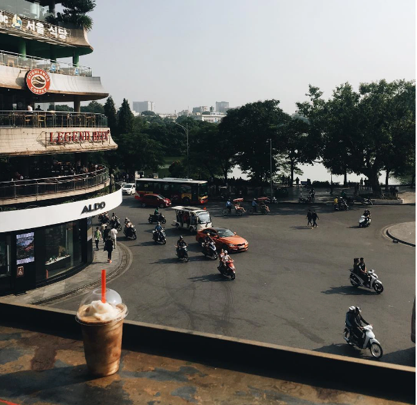 Ngoài ban công ở đây cũng chỉ có một vài chỗ ngồi còn không gian bên trong thì khá hẹp bởi các bàn kê san sát nhau. Ảnh: @cheechingy