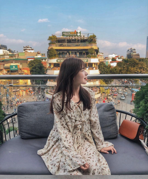 Vì nằm ở tầng 4, 5 nên ngồi từ đây có thể ngắm trọn vẹn quảng trường Đông Kinh Nghĩa Thục. Ảnh: @_nymmm