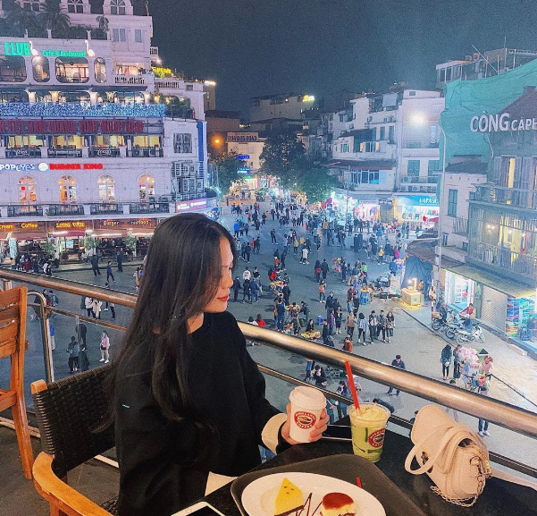 Quán cà phê nằm trên tầng 4 tòa nhà Hàm Cá Mập này là địa chỉ được nhiều người "chọn mặt gửi vàng" trong lễ hội countdown hôm nay. Ảnh @huyenbaby1992