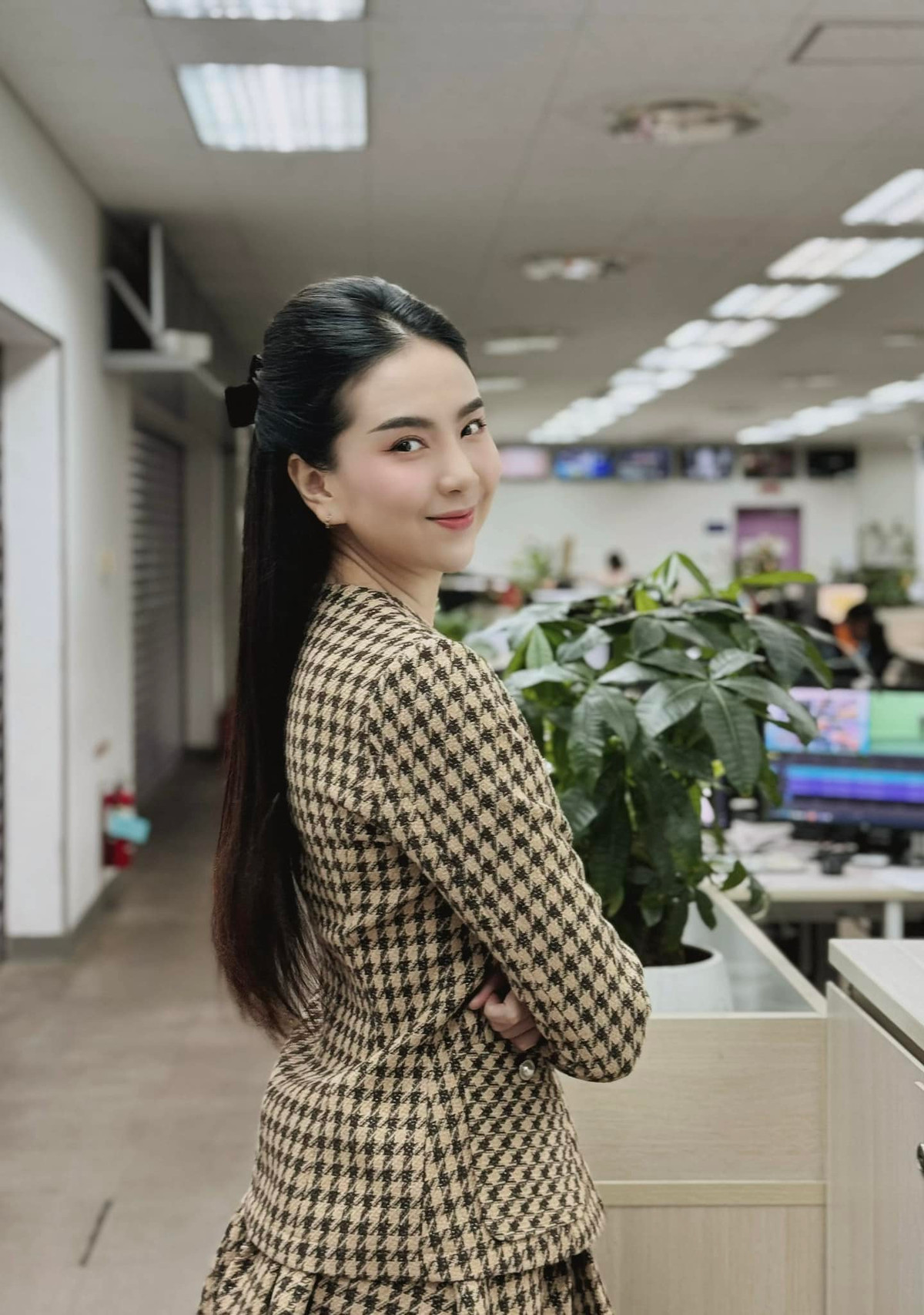 “Năm nay đón tuổi mới không tiệc tùng ầm ĩ, chỉ tự tặng bản thân một căn hộ mới, mua xong thấy cháy túi mà vẫn vui vui. Một năm làm việc hết sức chăm chỉ, tuổi 33 đáng nhớ. Đếm ngược 4 ngày nữa đón tuổi mới và cũng tạm biệt năm 2023 để bước sang 2024 đầy phấn khởi và ngập tràn niềm vui nha”, Mai Ngọc tâm sự.