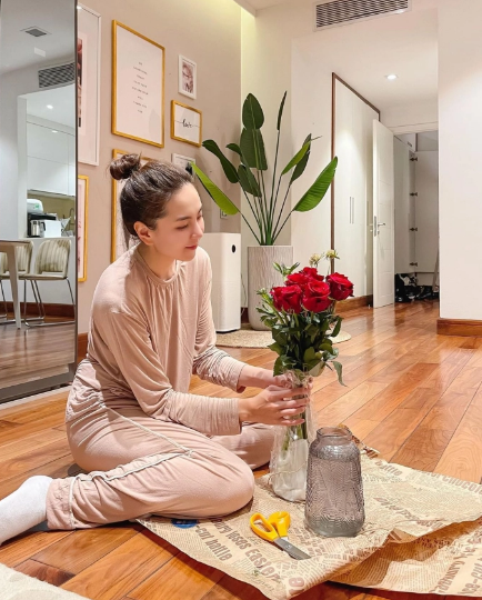 Ngoài căn nhà mới này, MC Mai Ngọc và chồng đang sống trong một căn chung cư được bày trí theo phong cách đơn giản, hiện đại.