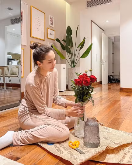 Ngoài căn nhà mới này, MC Mai Ngọc và chồng đang sống trong một căn chung cư được bày trí theo phong cách đơn giản, hiện đại.