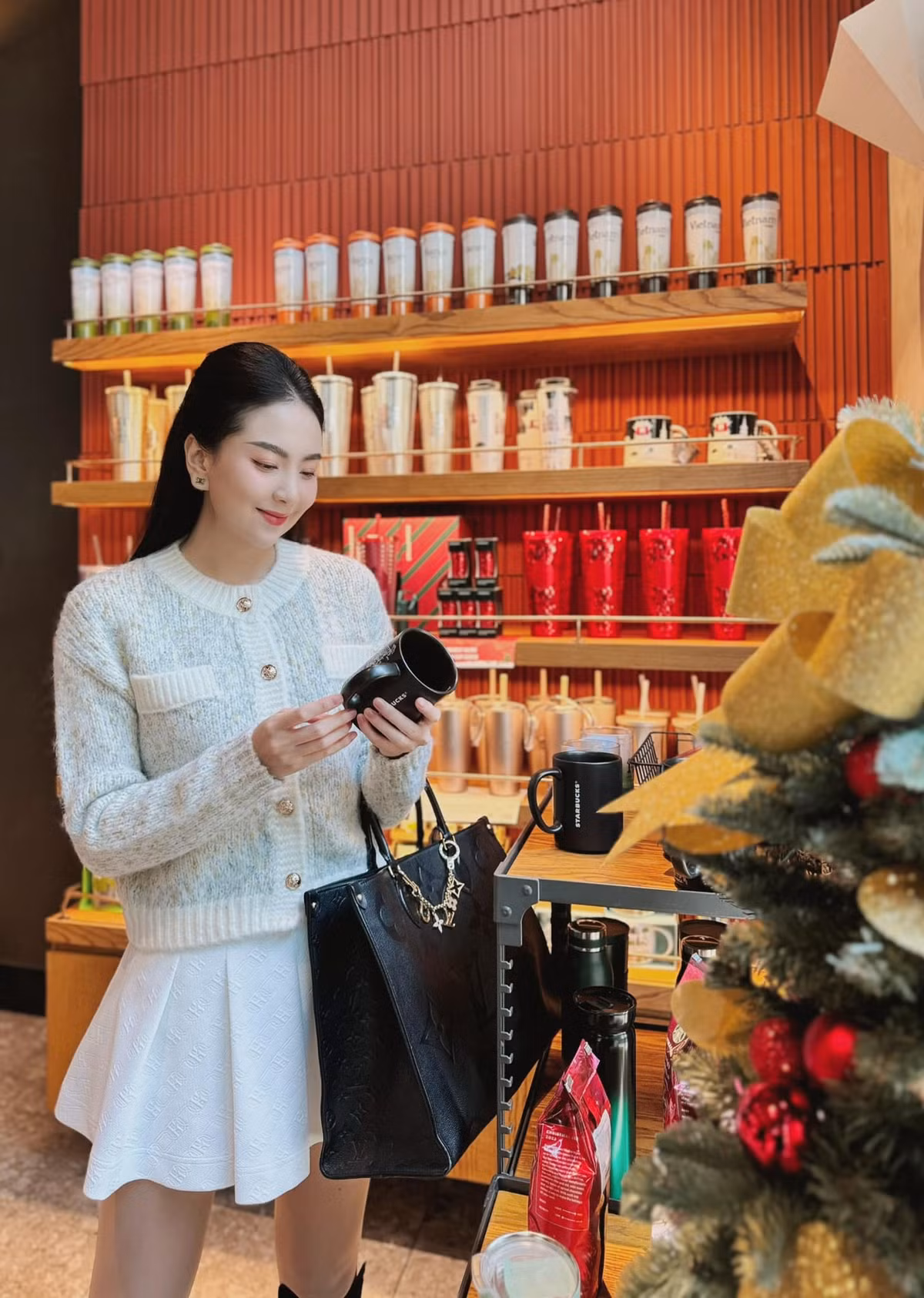 Dịp cuối năm bao giờ cũng là quãng thời gian đặc biệt với MC Mai Ngọc vì là sinh nhật cô. Đồng thời, vì làm ở Đài truyền hình nên nữ MC rất bận rộn.