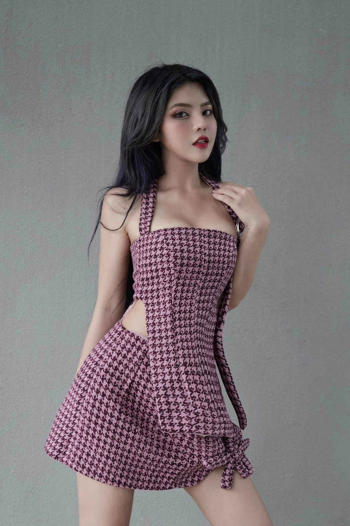 Reency Ngô là TikToker khá nổi tiếng trên mạng xã hội TikTok, cô có tên thật là Ngô Thùy Linh, sinh năm 2000. Reency Ngô nổi tiếng với gương mặt xinh đẹp, giỏi võ thuật, tài năng và có ước mơ diễn xuất từ bé nên được nhiều người theo dõi và yêu mến.