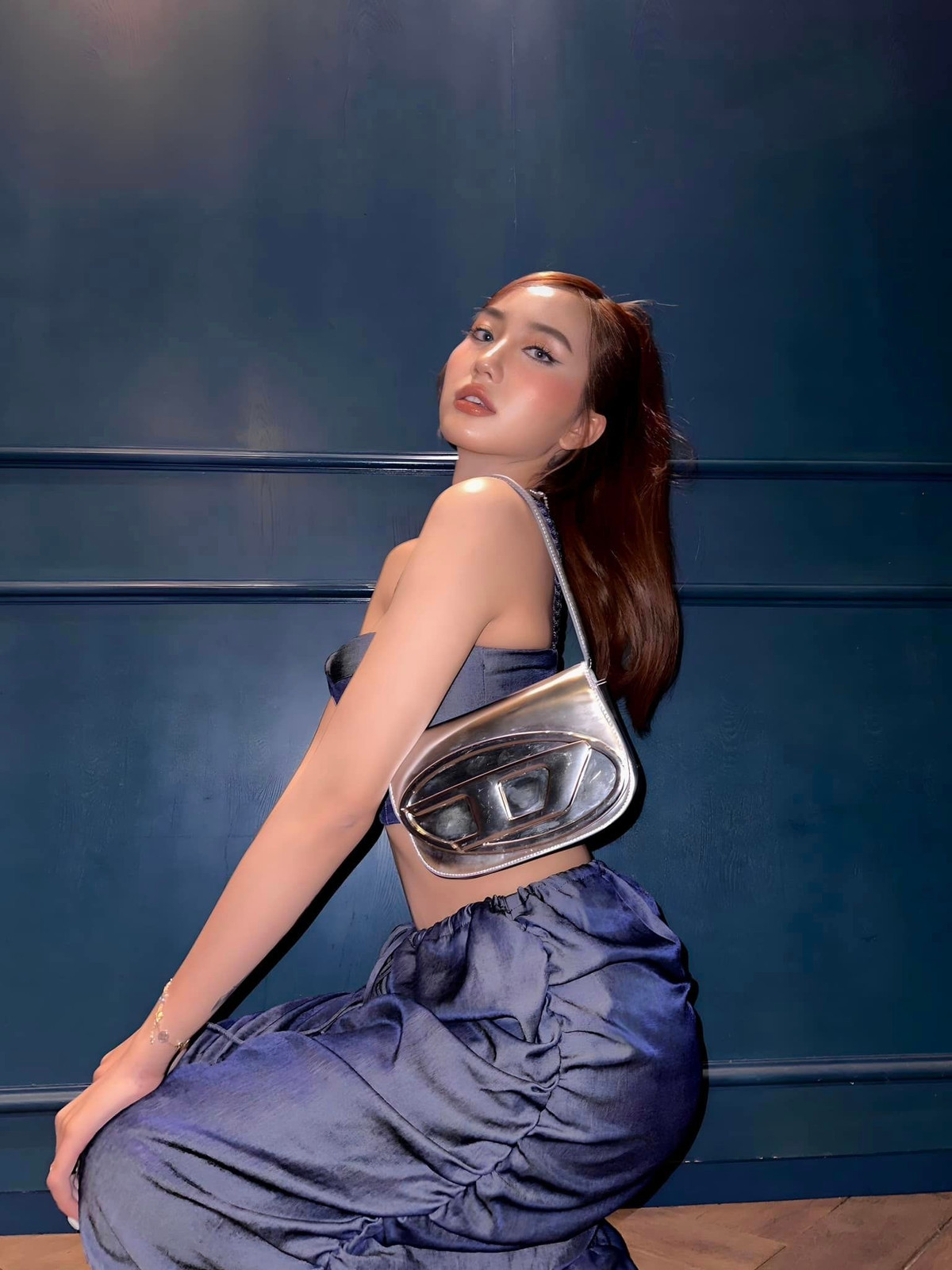 Sở hữu gương mặt xinh đẹp, body bốc lửa và năng động, Khánh Huyền được nhiều người chú ý và quan tâm theo dõi trên TikTok. Hiện cô đang sở hữu 7,4 triệu người theo dõi; 82,6 triệu lượt thả tim.