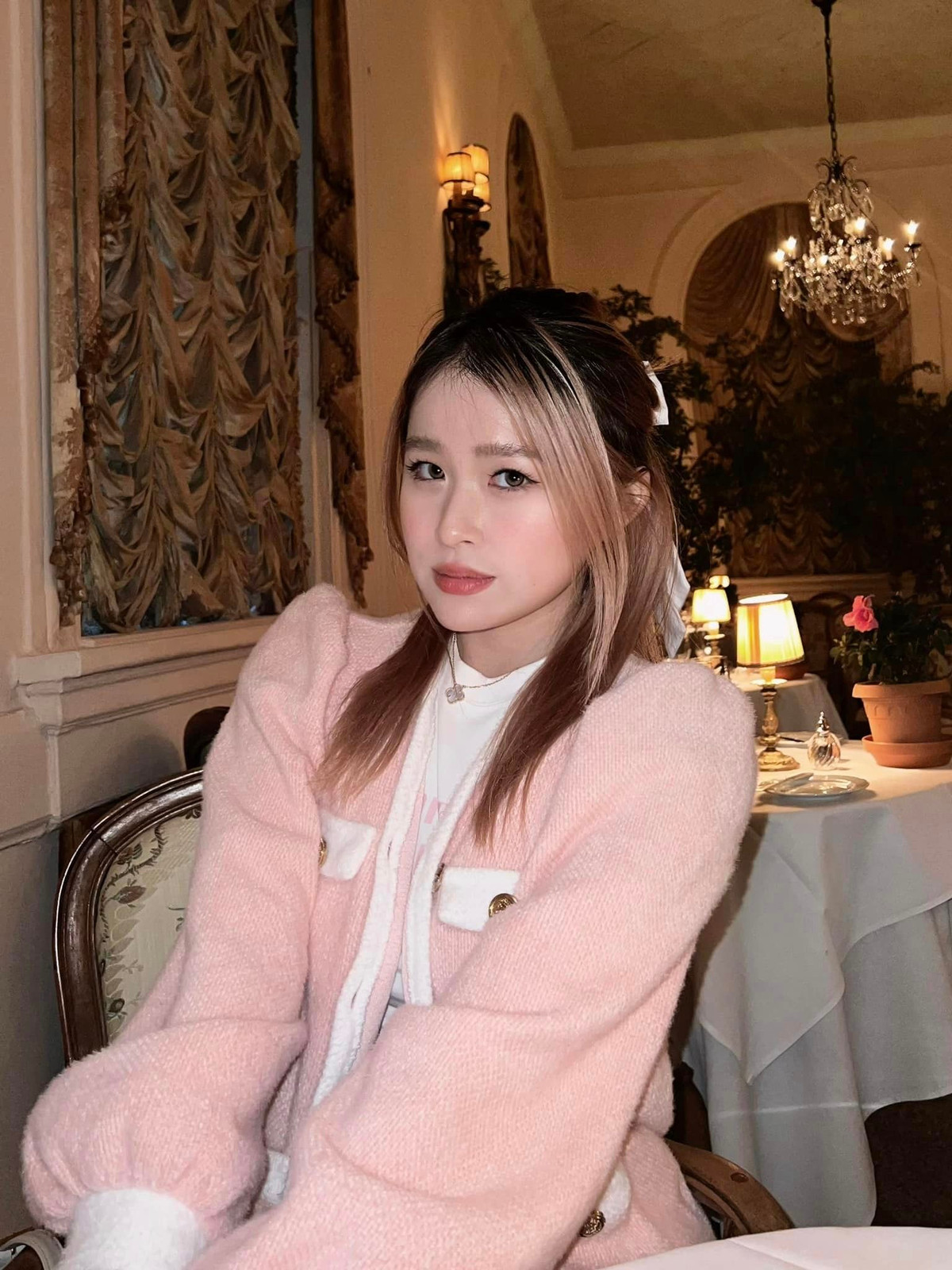 Chao tên là Nguyễn Châu Anh, một hot TikTok sinh ra và lớn lên tại Hà Nội. Gen Z sinh năm 2003 này nổi lên trên mạng xã hội TikTok với câu nói quen thuộc: “Hello xin chào các bạn, mình là Chao đây”.