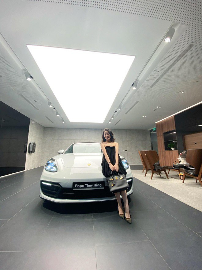 Ngay sau đó, danh tính của cô gái đã được cư dân mạng tìm ra. Theo đó, cô gái tên Phạm Thuý Hằng (SN 1998, quê Nghệ An), tốt nghiệp trường đại học thuộc top đầu tại Việt Nam.