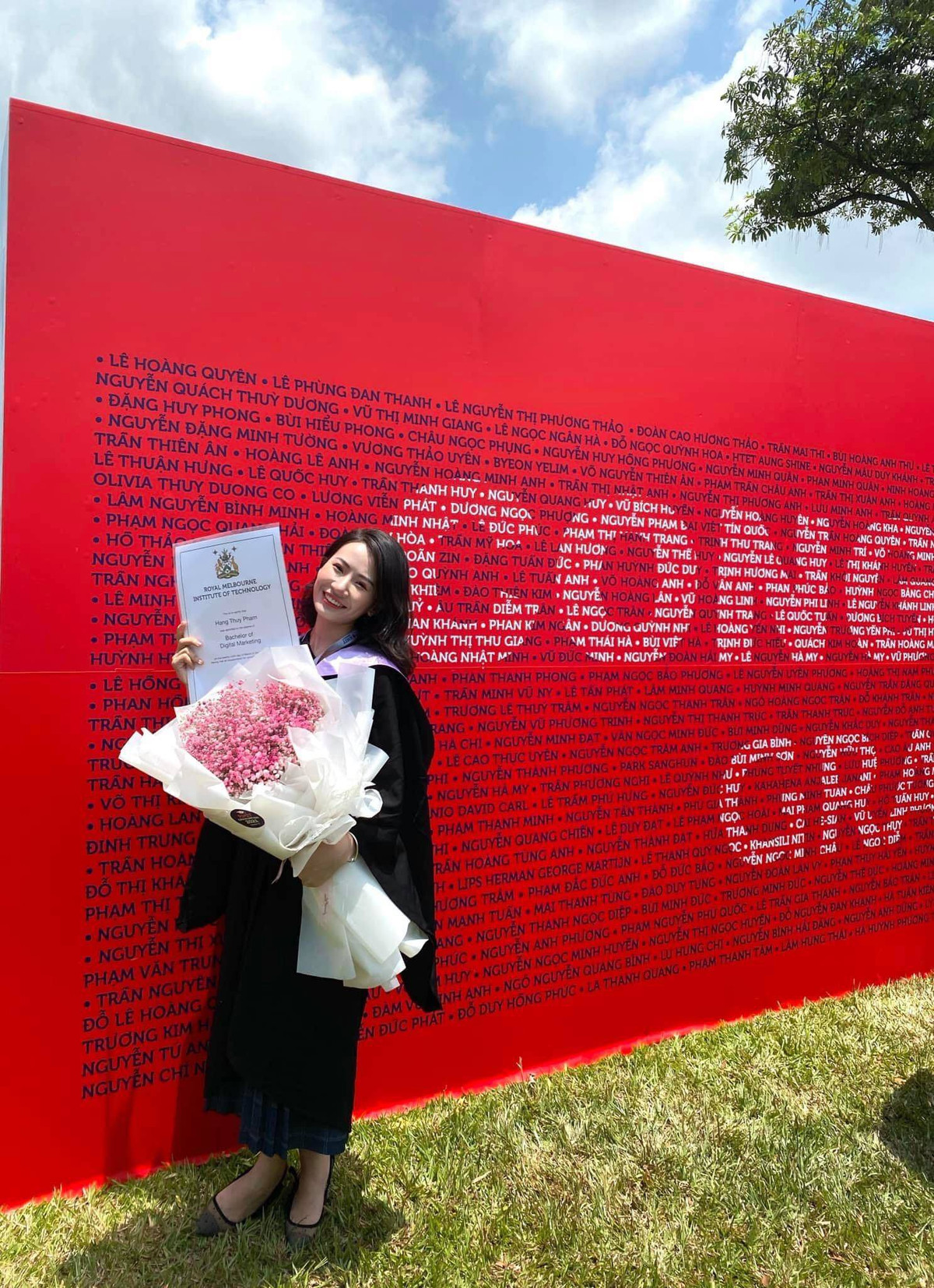 Ai cũng choáng ngợp với độ "chịu chơi" của bậc phụ huynh, đồng thời tò mò gia thế của cô gái trẻ. Ảnh: Tổng hợp