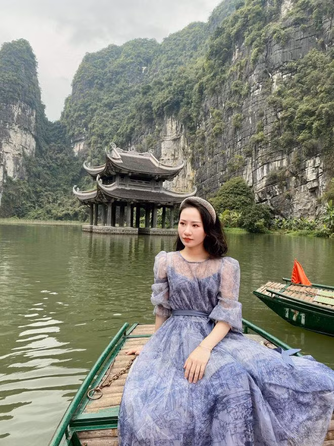 Cô cũng không ngần ngại "khoe" tài sản giá trị của bản thân như túi hàng hiệu, thời trang đắt đỏ,...