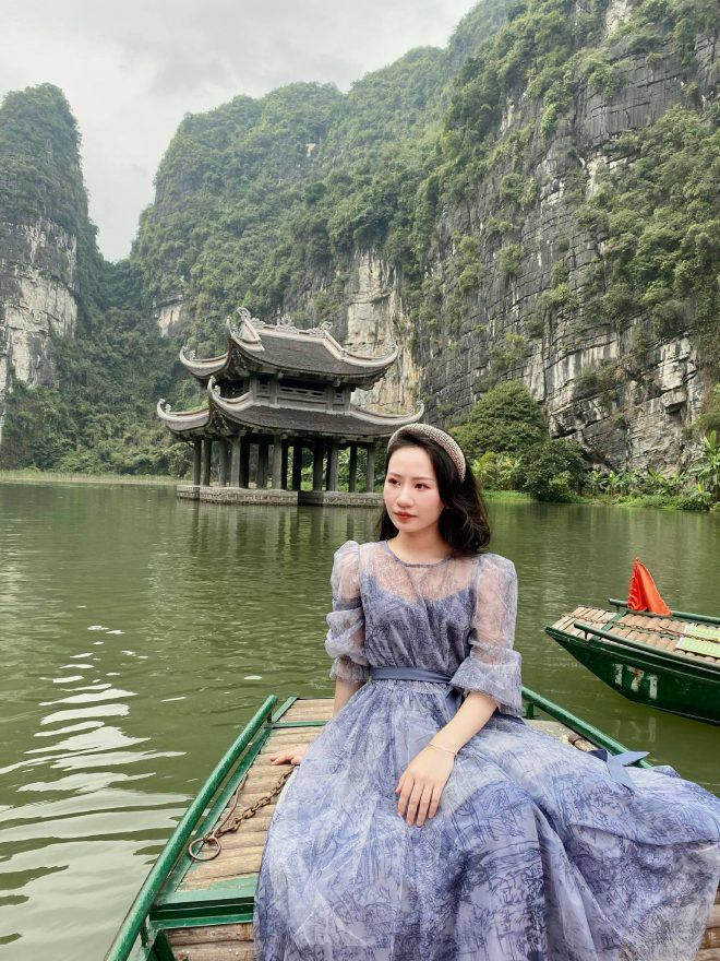 Cô cũng không ngần ngại "khoe" tài sản giá trị của bản thân như túi hàng hiệu, thời trang đắt đỏ,...