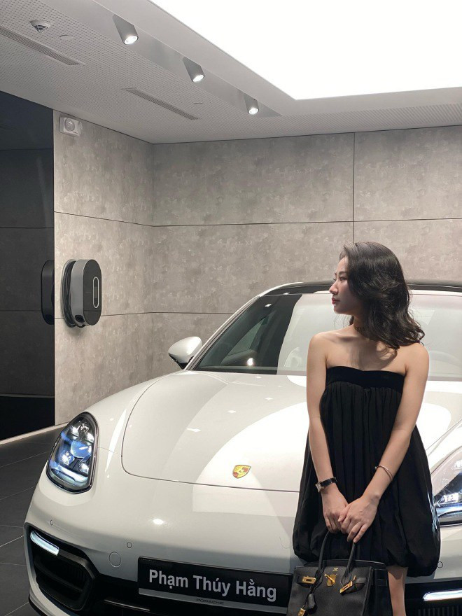 Gần 4 năm trước, dư luận được phen xôn xao trước thông tin gái xinh gen Z được bố mẹ tặng siêu xe trị giá 8 tỷ đồng nhân dịp tốt nghiệp đại học.