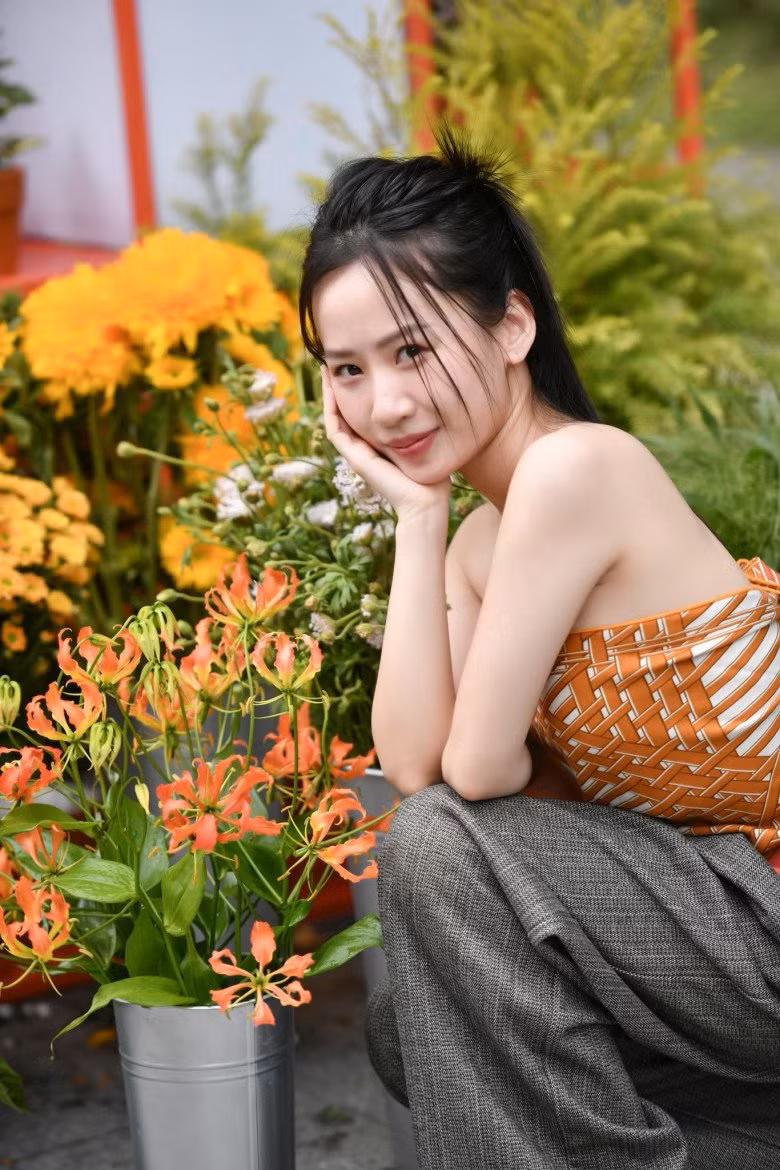 Được biết, nữ rich kid sinh sống và làm việc tại Sài Gòn. Cô đảm trách vị trí Marketing cho một thương hiệu thời trang nổi tiếng thế giới.