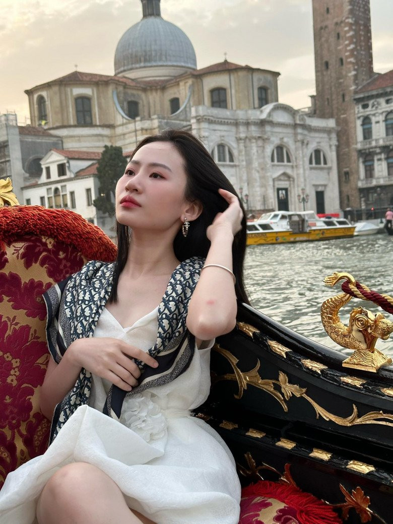 Nhắc đến chiếc siêu xe trị giá 8 tỷ đồng, hot girl Nghệ An cho biết vì bản thân sinh sống tại Sài Gòn nên ít sử dụng tới.