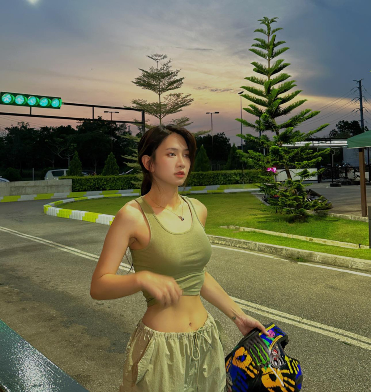 Lê Bống (tên thật Lê Xuân Anh) là một nữ TikToker, hot girl nổi tiếng với hơn 9,3 triệu người theo dõi trên MXH. Cô gây ấn tượng với nhan sắc xinh đẹp, làn da trắng sáng cùng thân hình thon gọn, quyến rũ.