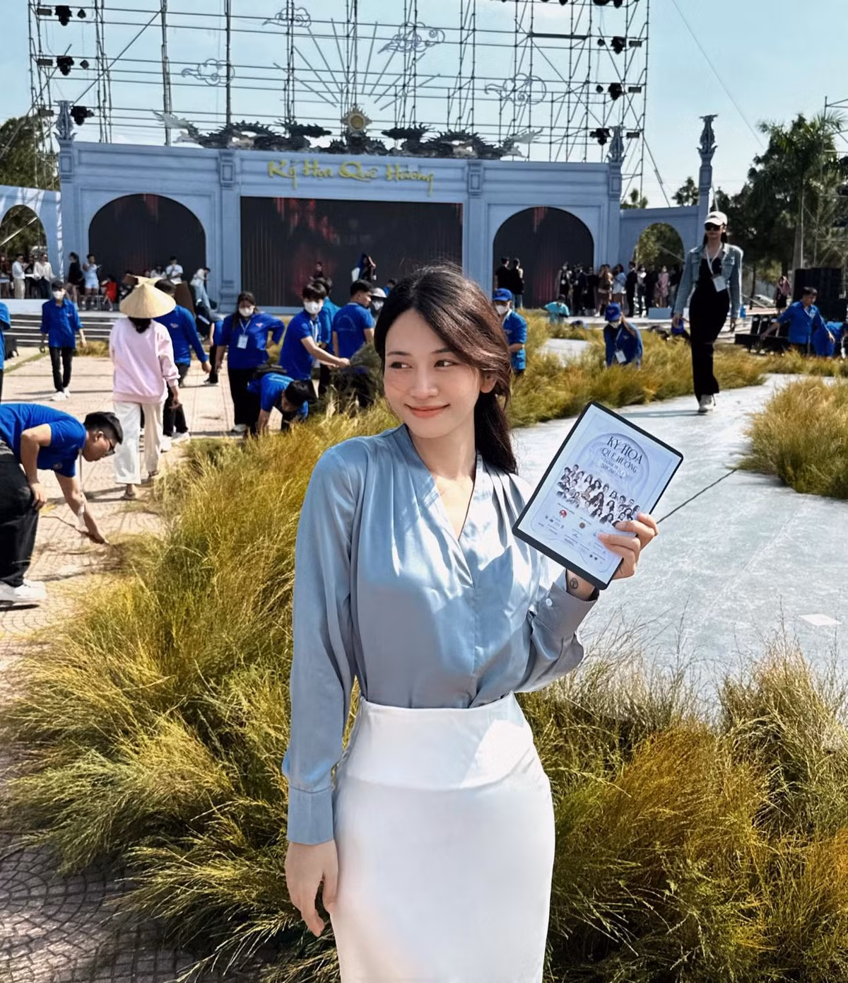 Lê Bống khiến cư dân mạng không khỏi bất ngờ với style nền nã, dịu dàng. Sau khi trở thành MC truyền hình, cô nàng ghi điểm với những bộ cánh thanh lịch, trang nhã.