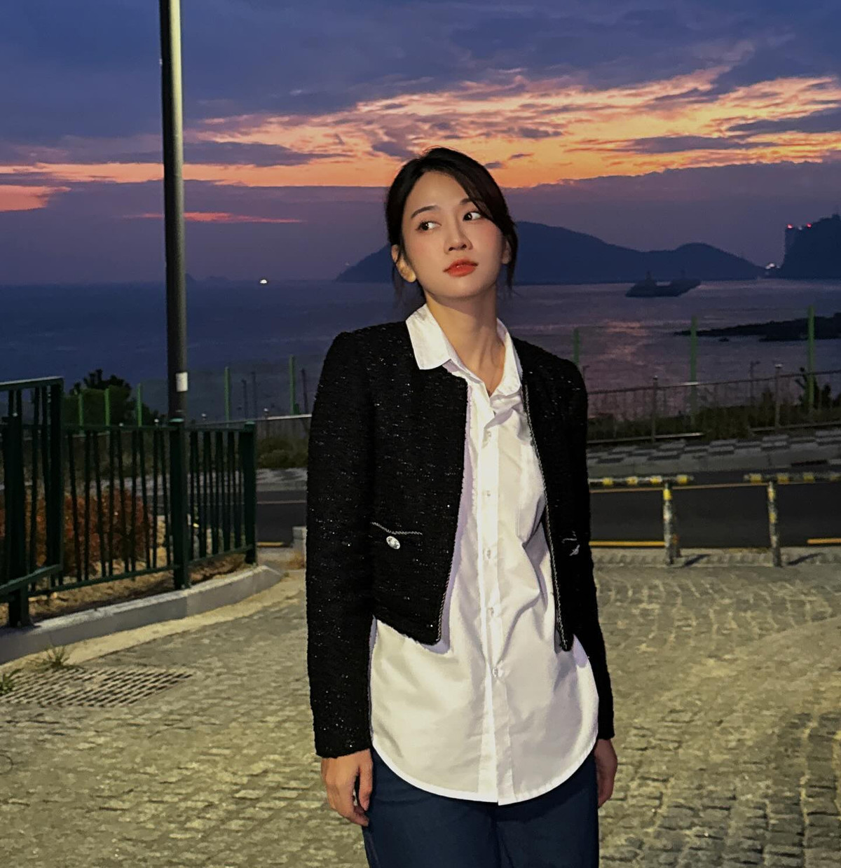 Hầu hết, mọi người đều cho rằng phong cách này hợp với Lê Bống. Ngoài ra, những biểu cảm nhẹ nhàng, đúng mực của cô nàng cũng giúp lấy lại điểm số trong lòng cư dân mạng.