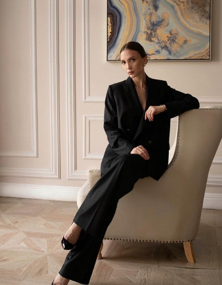 Kostyunina chơi bóng từ khi 12 tuổi. Khi đó cô đột ngột bỏ lớp múa và dành tất cả thời gian rảnh rỗi của mình để đá bóng trên sân với bạn bè cùng lớp phổ thông.