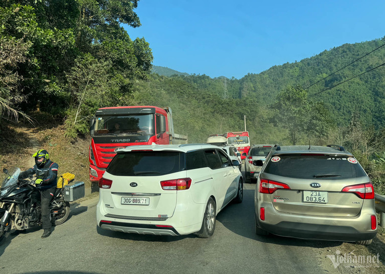 Khach do ve Ha Giang nghi Tet Duong lich, duong len cong troi Quan Ba tac cung