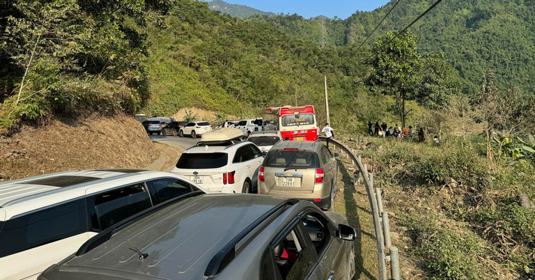 Khach do ve Ha Giang nghi Tet Duong lich, duong len cong troi Quan Ba tac cung-Hinh-2