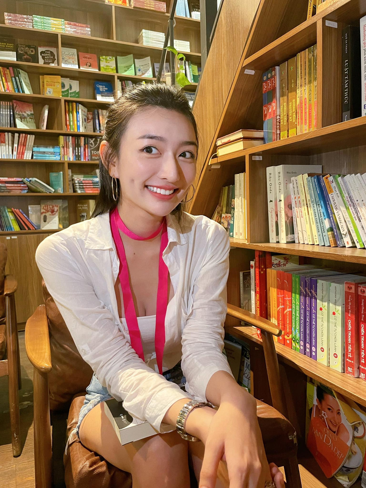 Xuân Mai sở hữu nụ cười rạng rỡ với đôi má lúm đồng tiền rất duyên.