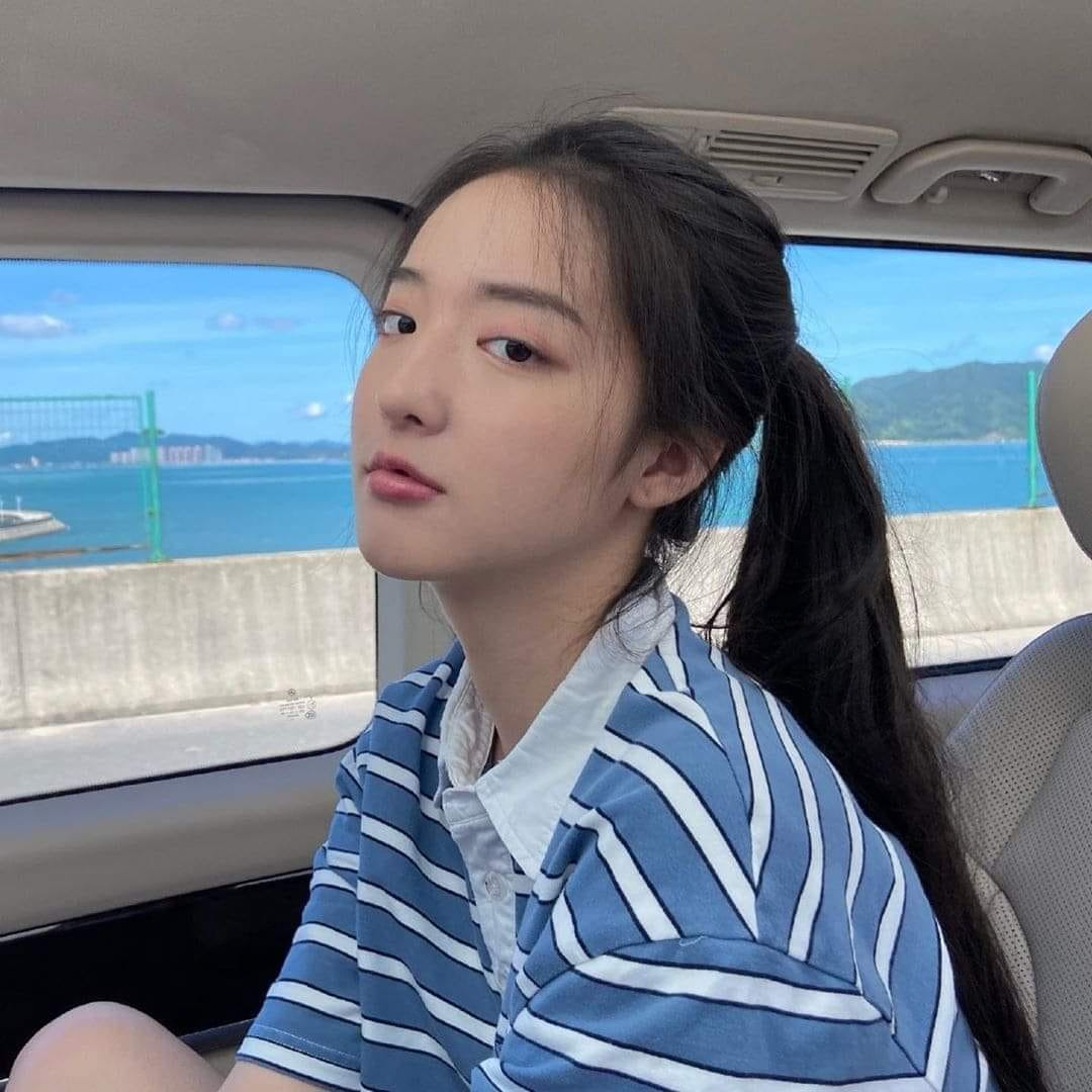 Với lợi thế ngoại hình, người đẹp đã kiếm tiền từ việc làm mẫu bán thời gian suốt thời sinh viên.