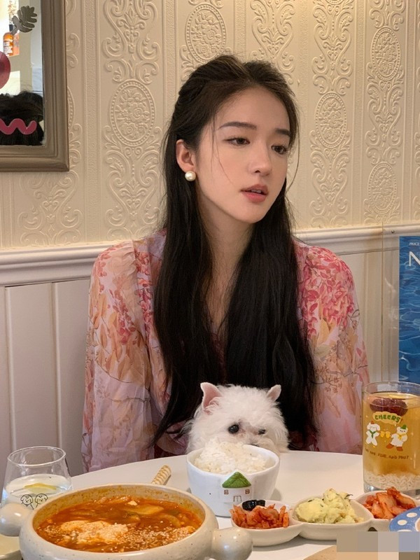 Nhiều năm qua, cô là người mẫu thời trang cho nhiều nhãn hàng khác nhau.