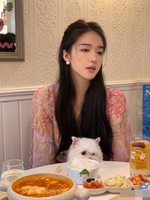 Nhiều năm qua, cô là người mẫu thời trang cho nhiều nhãn hàng khác nhau.