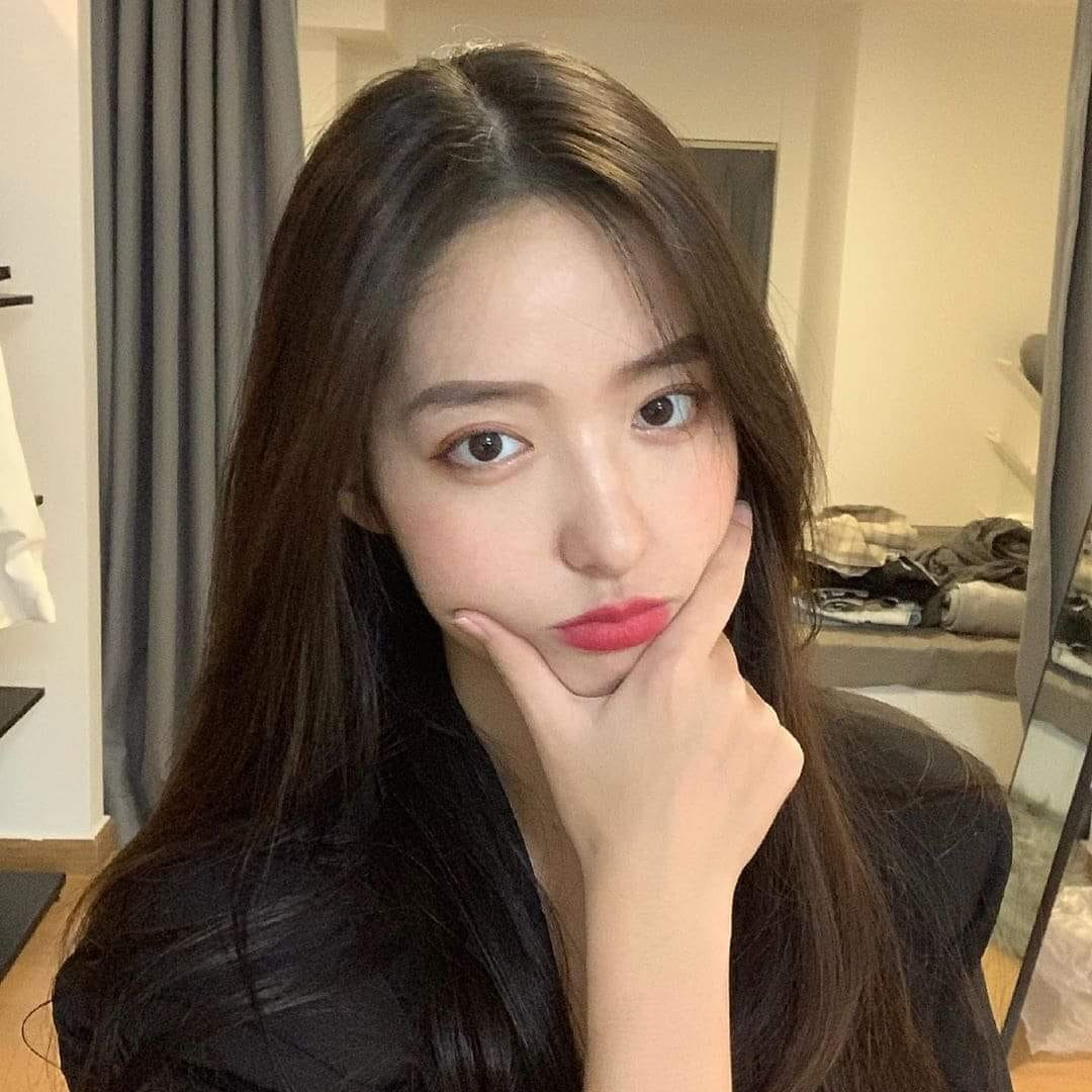 Zhong chia sẻ thường ngày, cô chỉ để mặt mộc hoặc thỉnh thoảng trang điểm nhẹ nhàng.