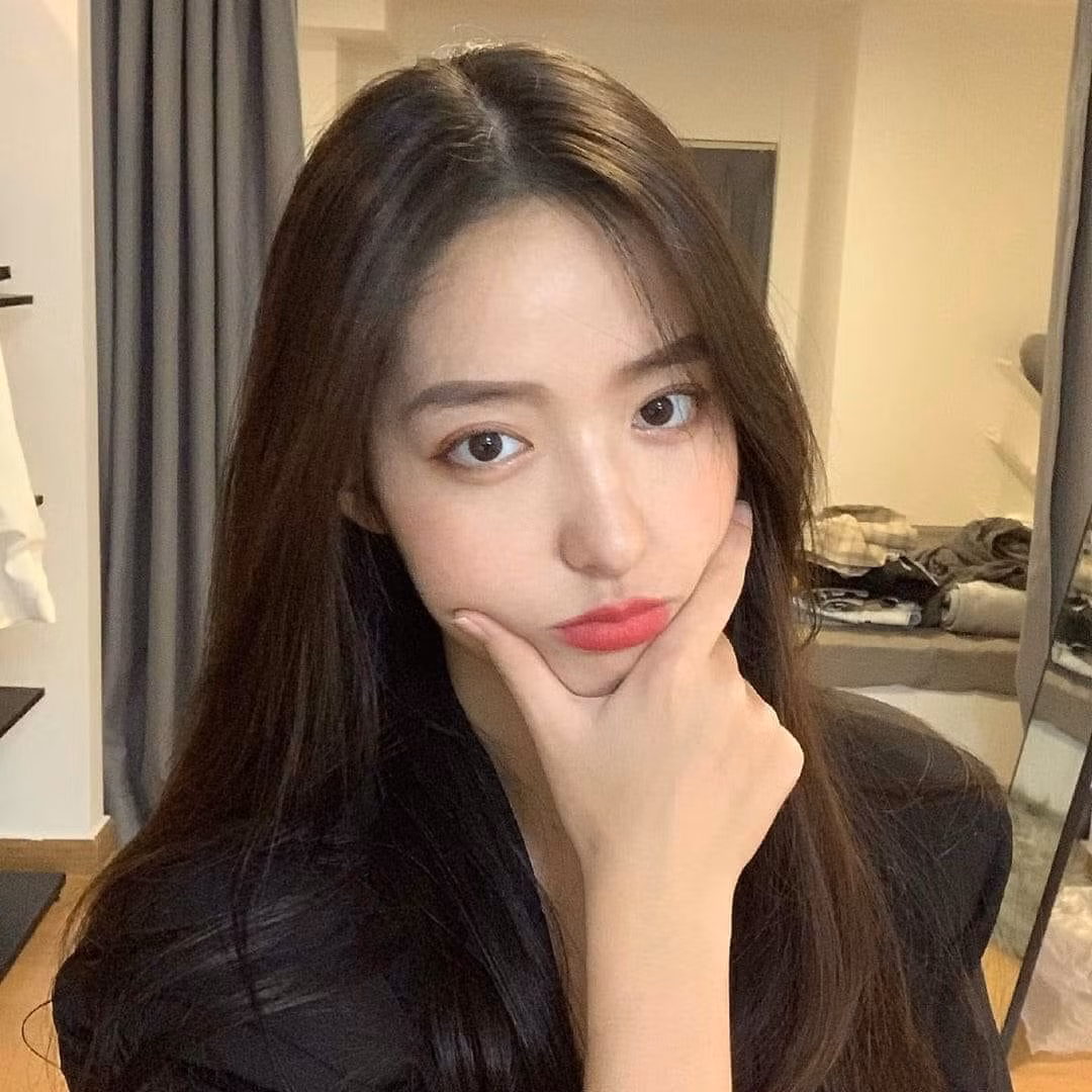 Zhong chia sẻ thường ngày, cô chỉ để mặt mộc hoặc thỉnh thoảng trang điểm nhẹ nhàng.