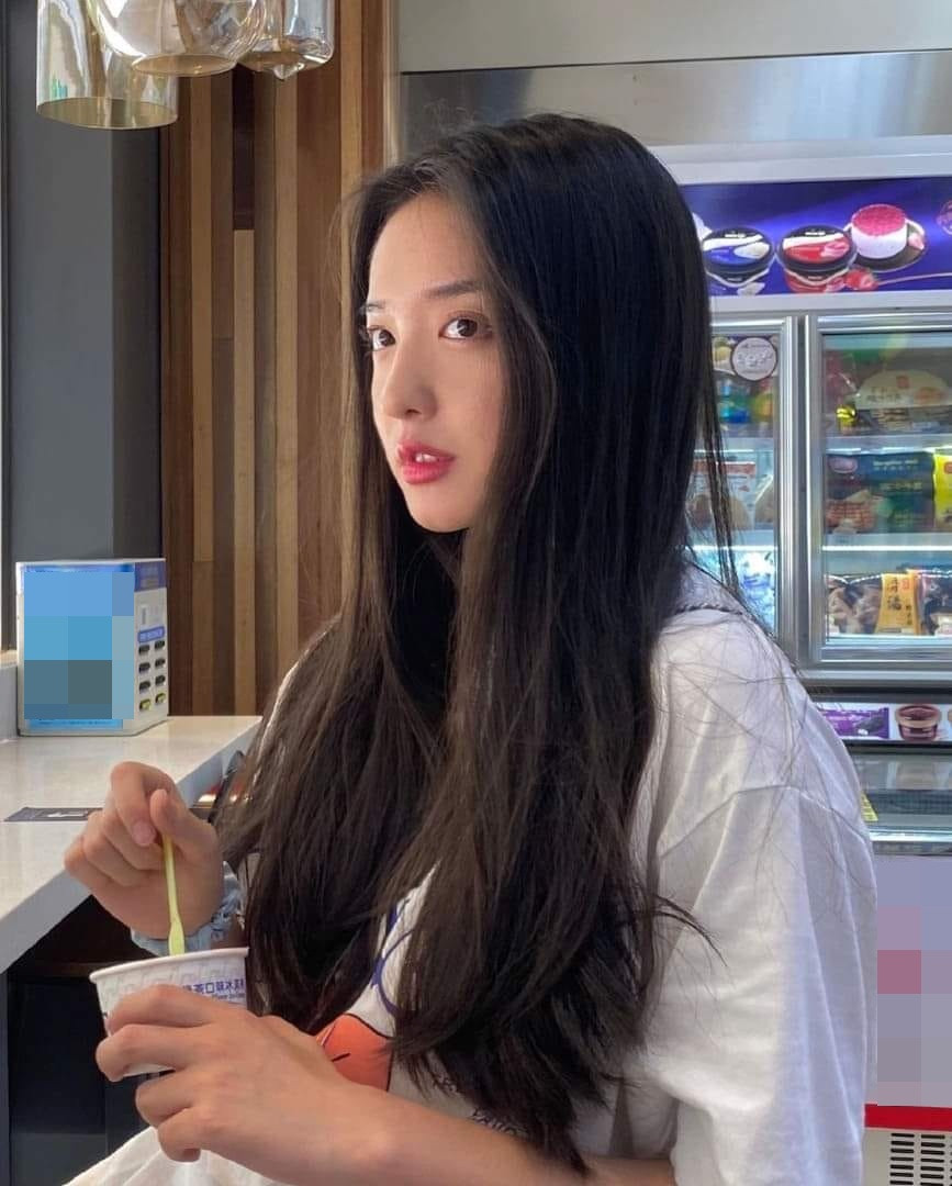 Hot girl xứ Trung này gây sốt khi được nhiều người nhận xét đẹp và có khí chất không kém gì những ngôi sao như "thần tiên tỷ tỷ" Lưu Diệc Phi hay diễn viên Nhật Bản Araki Yuko.