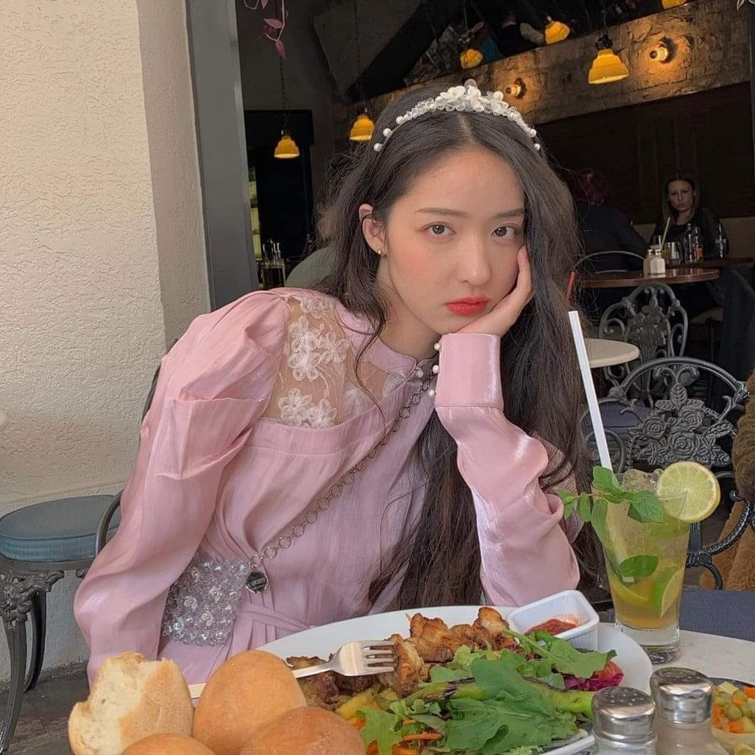 Nổi tiếng từ thời trung học nhờ những bức hình chụp lén, gái xinh Qiuqiu Zhong thu hút nhiều người hâm mộ.