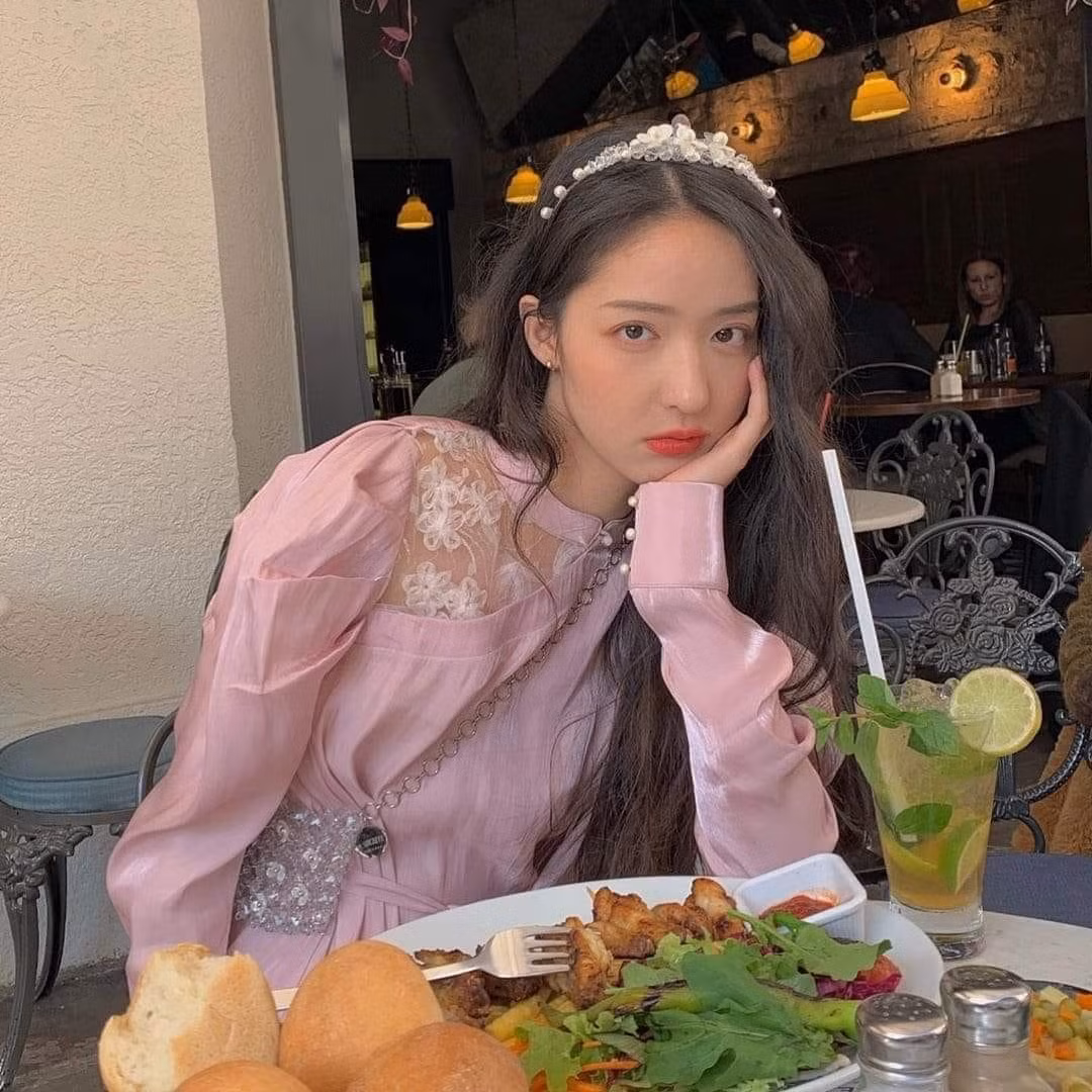 Nổi tiếng từ thời trung học nhờ những bức hình chụp lén, gái xinh Qiuqiu Zhong thu hút nhiều người hâm mộ.