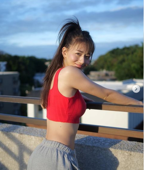 Maya Miyagawa (sinh năm 1990) sinh ra ở Amsterdam (Hà Lan), sau đó về Nhật Bản sống từ năm 2 tuổi, cô được biết đến là nữ phóng viên thể thao.