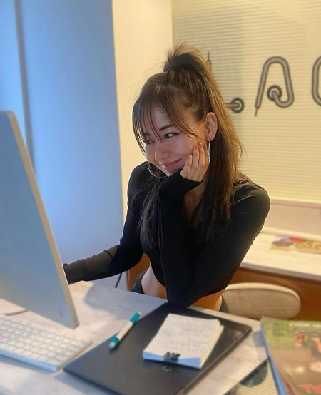 Ngoài công việc phóng viên, cô còn có tiếng trong làng gymer với vai trò HLV kiêm người mẫu hình thể.