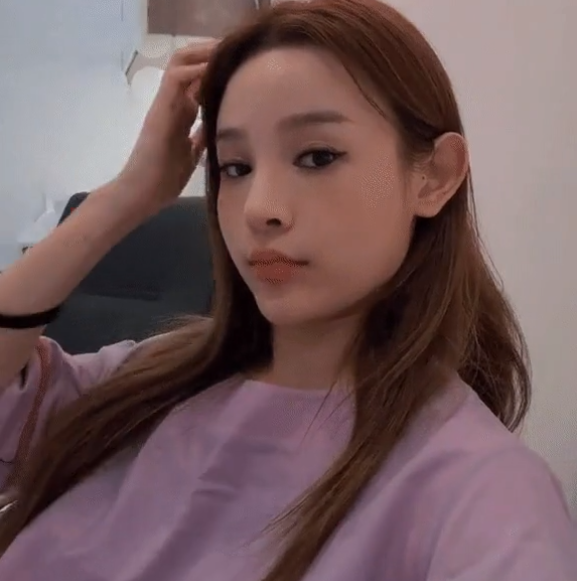 Mới đây, "chị đẹp" Huyền Baby bị chấn thương nhẹ ở chân trong quá trình tập luyện vũ đạo cho show Chị Đẹp Đạp Gió Rẽ Sóng. Cô nàng chia sẻ đoạn clip được chồng đại gia bóp chân và thu hút sự quan tâm.