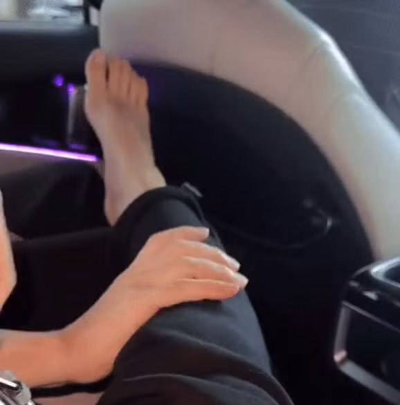 Đáng chú ý hơn cả là phản ứng khi biết bị vợ quay lén, chồng đại gia vẫn cười và tiếp tục hành động không hề ngại ngùng.