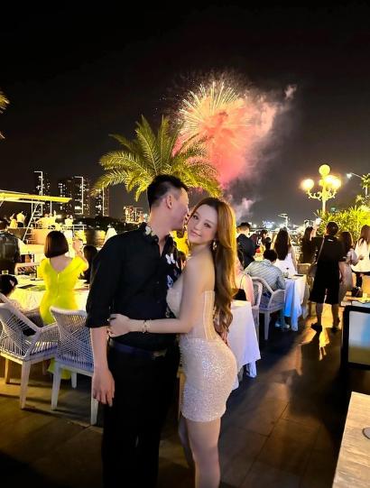 Trước đó, hot girl đời đầu này làm nhiều người ghen tị khi chia sẻ cách chồng đại gia động viên, ủng hộ vợ khi tham gia hoạt động giải trí, sau 10 năm tạm xa showbiz.