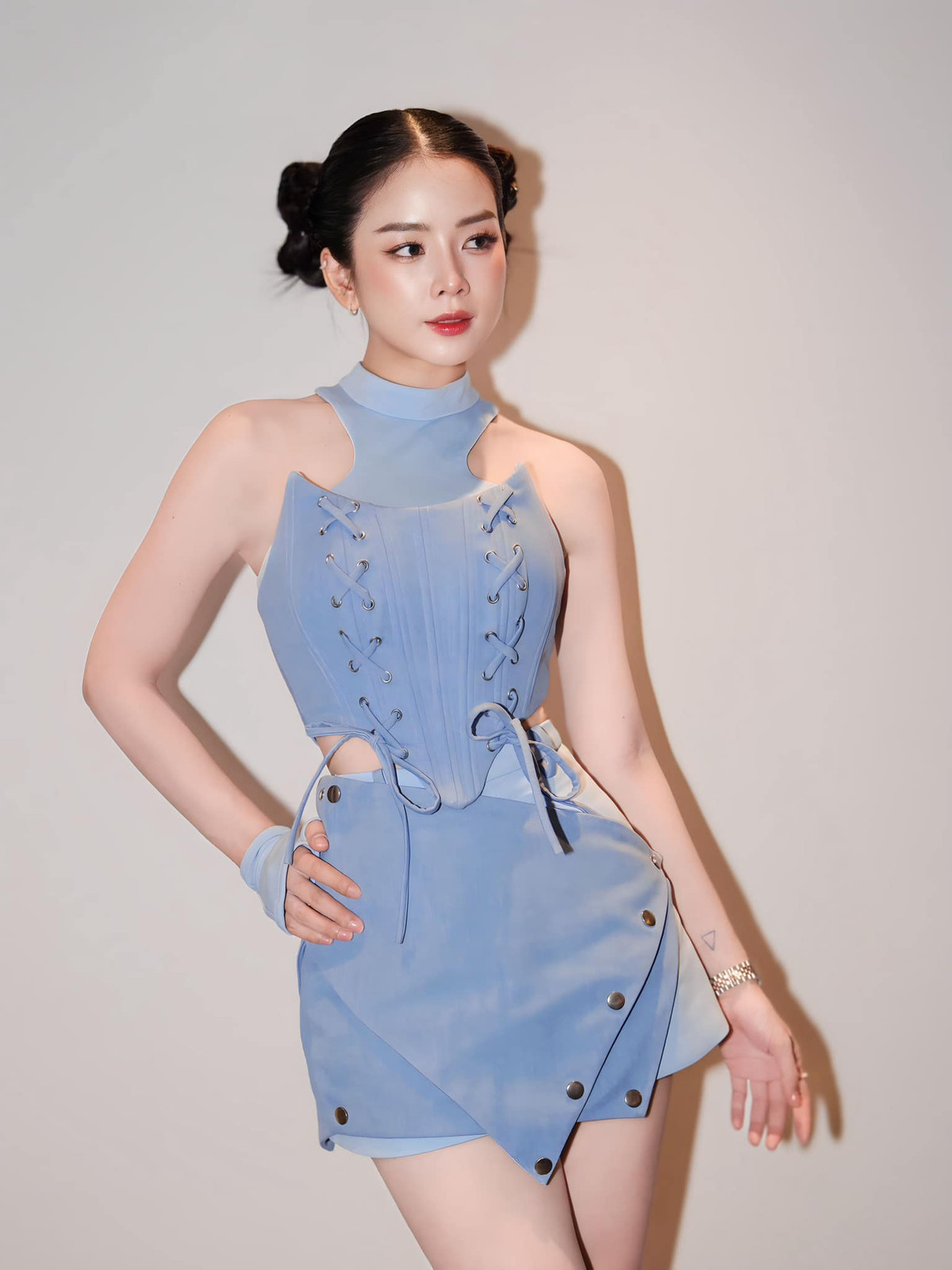 So với nhiều nữ DJ khác, Mie nổi tiếng với vẻ gợi cảm chừng mực, không khoe da thịt "bốc lửa" mỗi lần trình diễn.