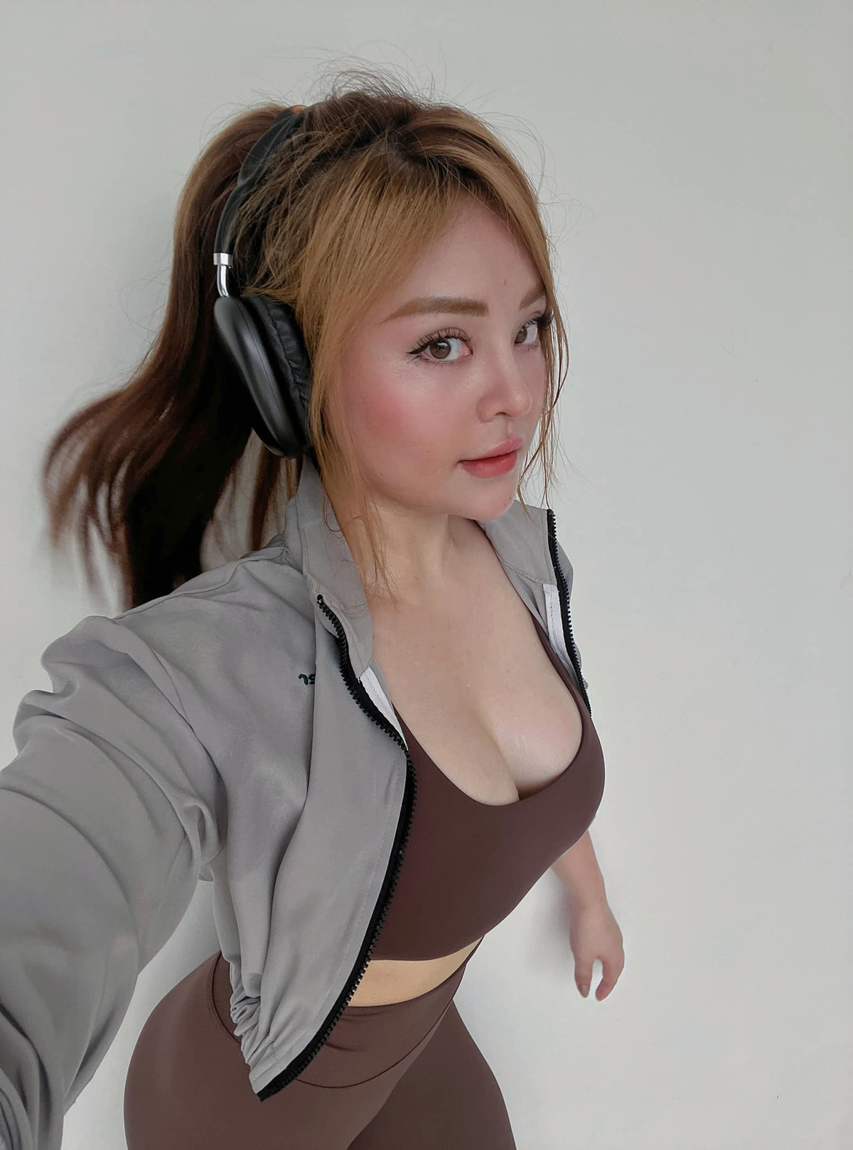 Trà My từ lâu nổi tiếng khi là cô gái cuồng tập gym, được biết cô tập gym, nâng tạ các ngày trong tuần.