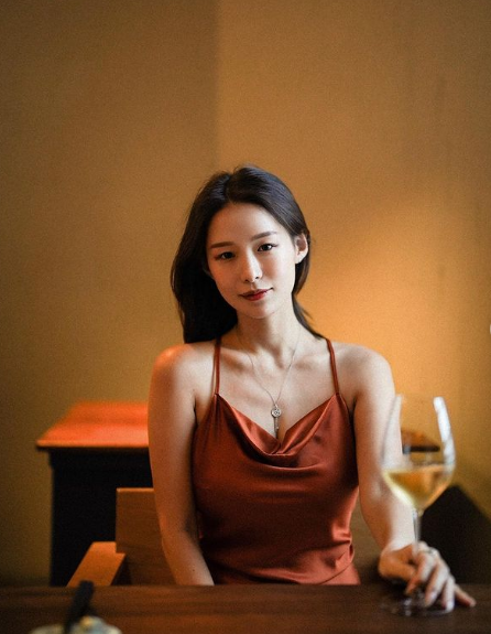 Đươc biết, trước khi trở thành người nổi tiếng trên mạng xã hội, Becky chỉ là một nhân viên văn phòng bình thường.