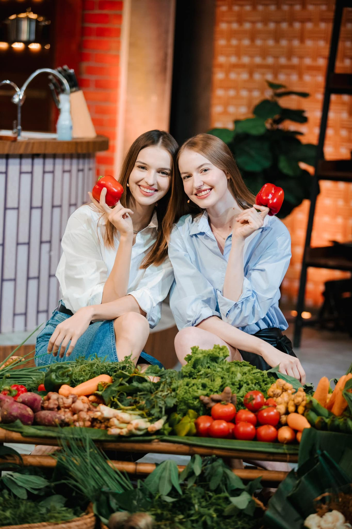 Hai người đẹp tham gia chương trình "Của Ngon Vật Lạ" và nhanh chóng gây sốt.