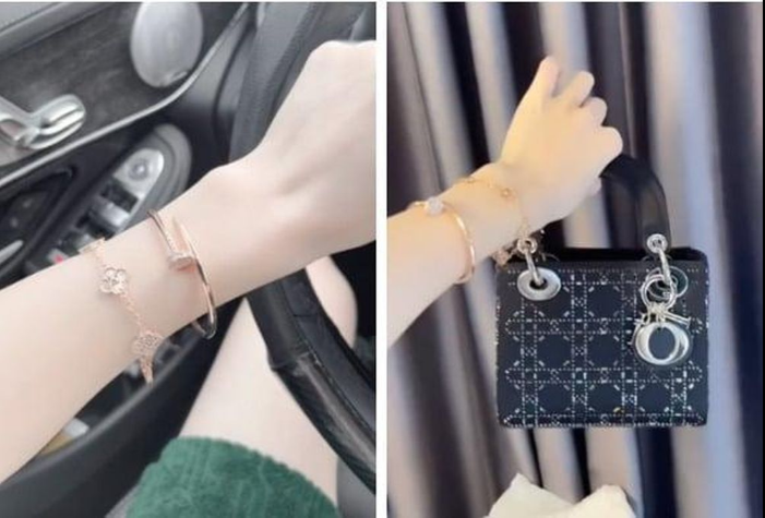 Chiếc túi xách của nhà mốt Dior cũng là món quà mà chàng cầu thủ tặng bạn gái.