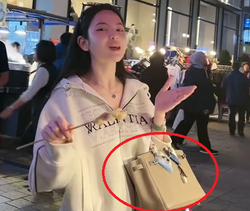 Dường như chiếc túi hàng hiệu này giá trị không chỉ nằm ở số tiền mua được mà còn là ý nghĩa mặt tinh thần nên Chu Thanh Huyền mới dùng nó nhiều như vậy.